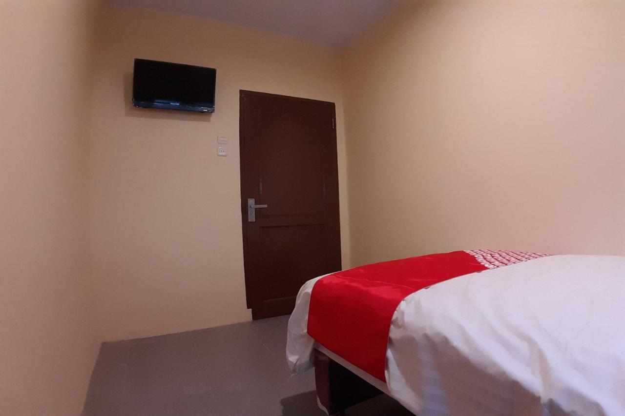 Oyo 1053 Angelyn Home Stay Medan Exterior photo