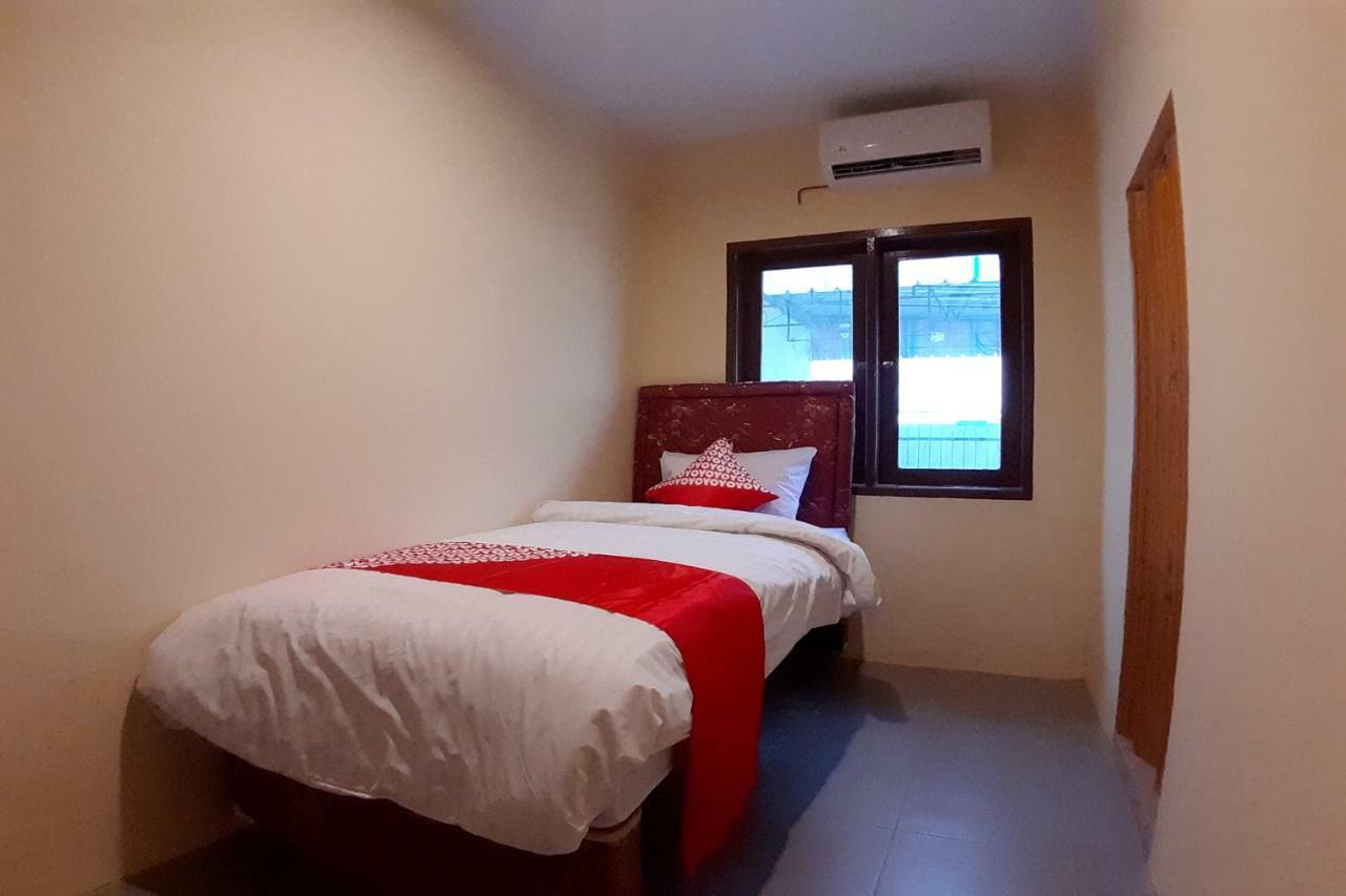 Oyo 1053 Angelyn Home Stay Medan Exterior photo
