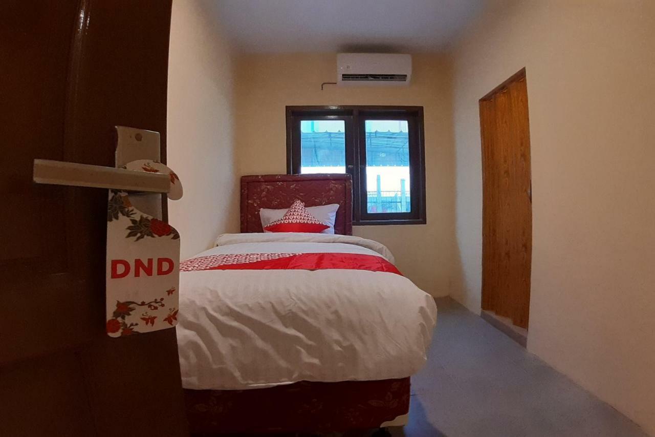 Oyo 1053 Angelyn Home Stay Medan Exterior photo